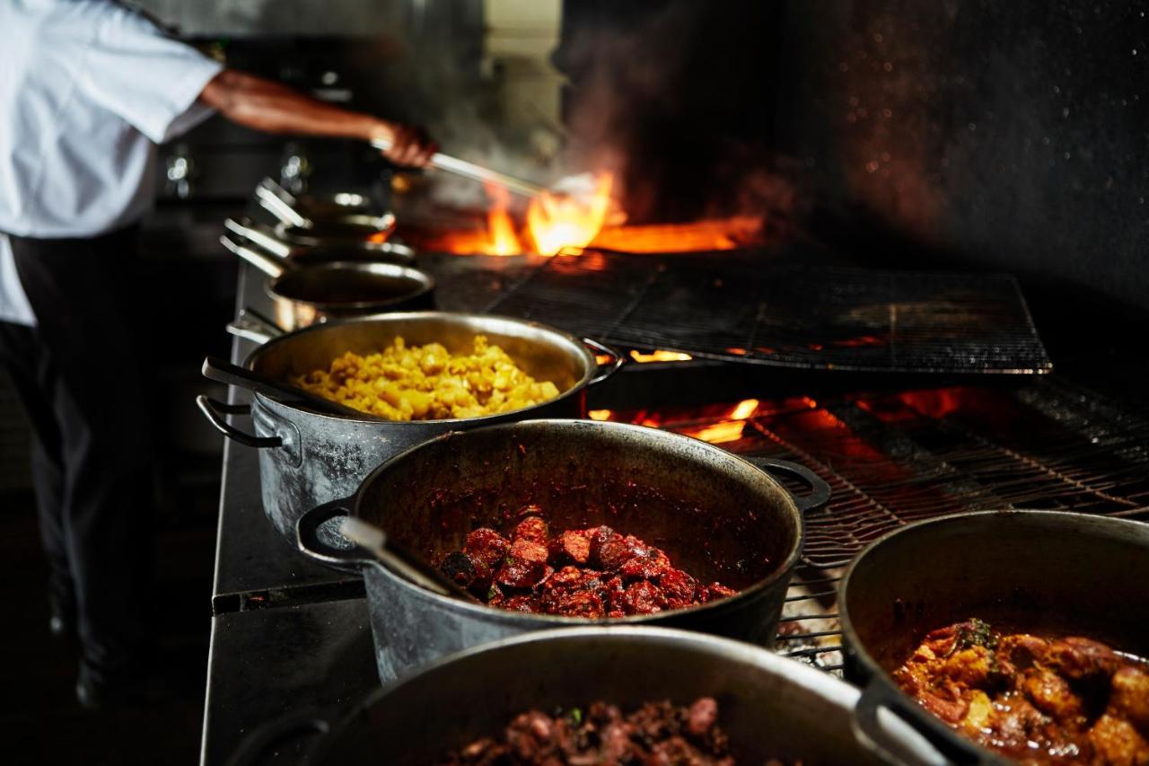 Lux* Saint Gilles Resort Luaran gambar A restaurant kitchen