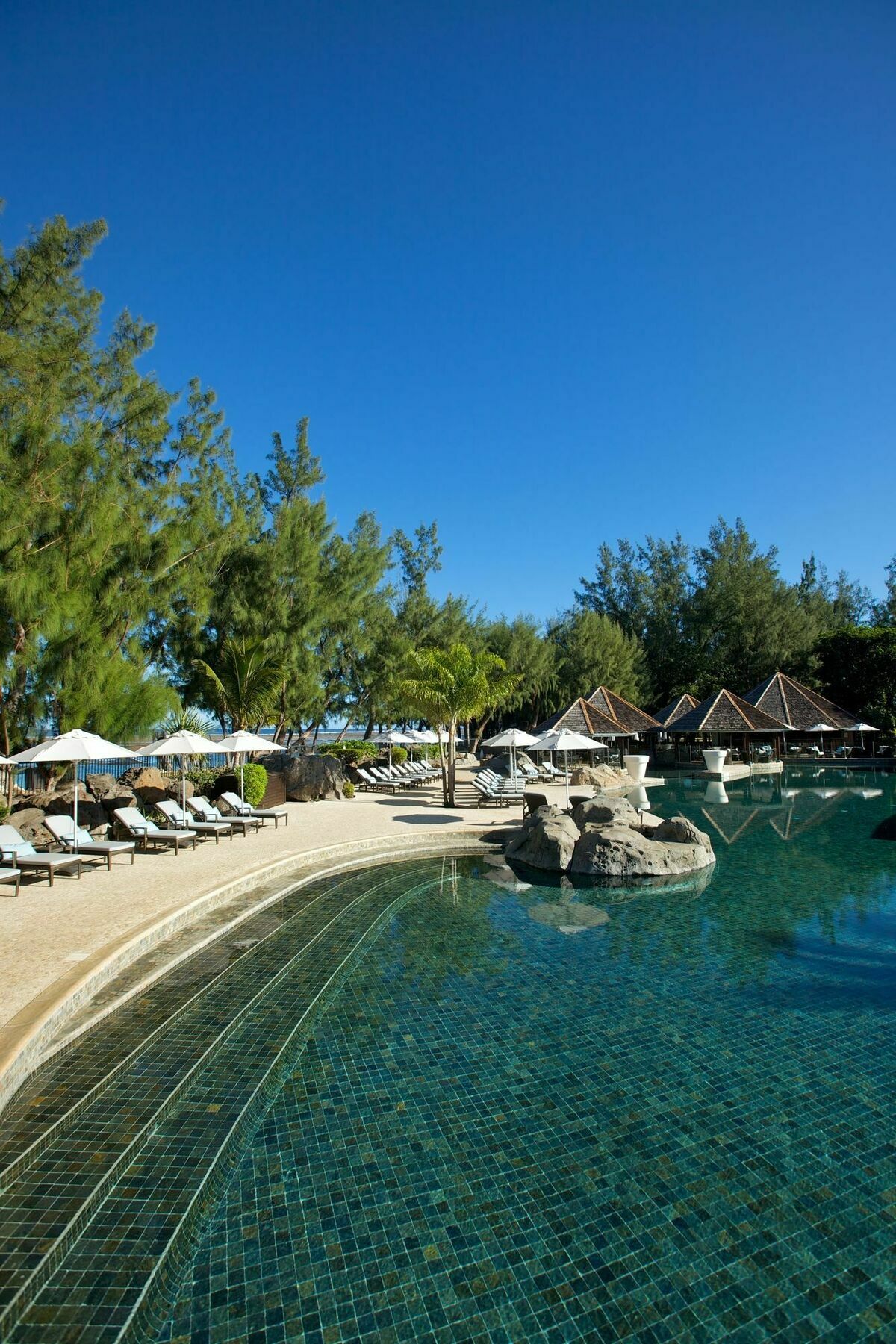 Lux* Saint Gilles Resort Luaran gambar The swimming pool at the resort